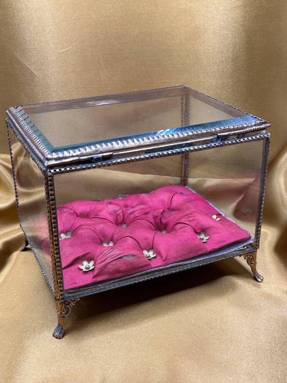 Ancien écrin/boite à bijoux reliquaire - Epoque 19ème Napoléon 3 - En verre : cadre en laiton doré et velours rouge d'origine - Collection - Décoration – Image 9