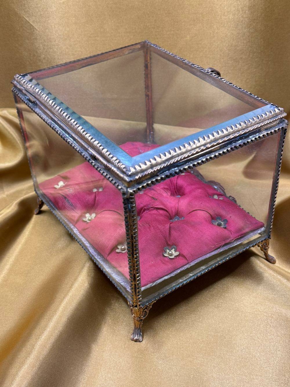 Ancien écrin/boite à bijoux reliquaire - Epoque 19ème Napoléon 3 - En verre : cadre en laiton doré et velours rouge d'origine - Collection - Décoration – Image 10