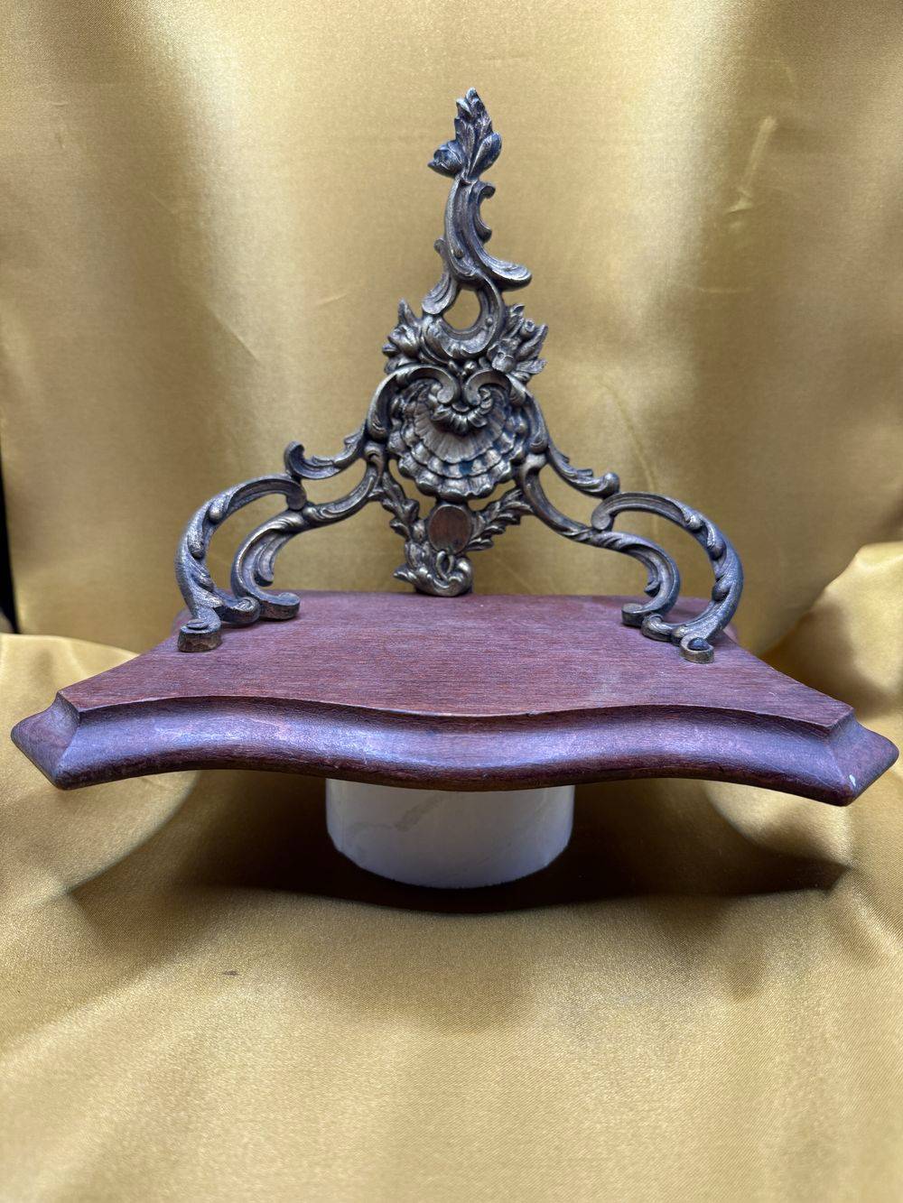 Ancienne étagère - Socle en bois - décor en bronze - Décoration - Collection – Image 2