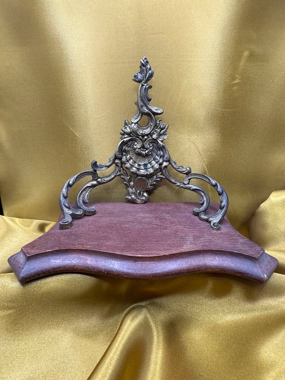 Ancienne étagère - Socle en bois - décor en bronze - Décoration - Collection – Image 3