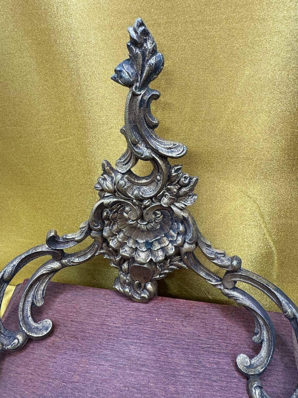 Ancienne étagère - Socle en bois - décor en bronze - Décoration - Collection – Image 4