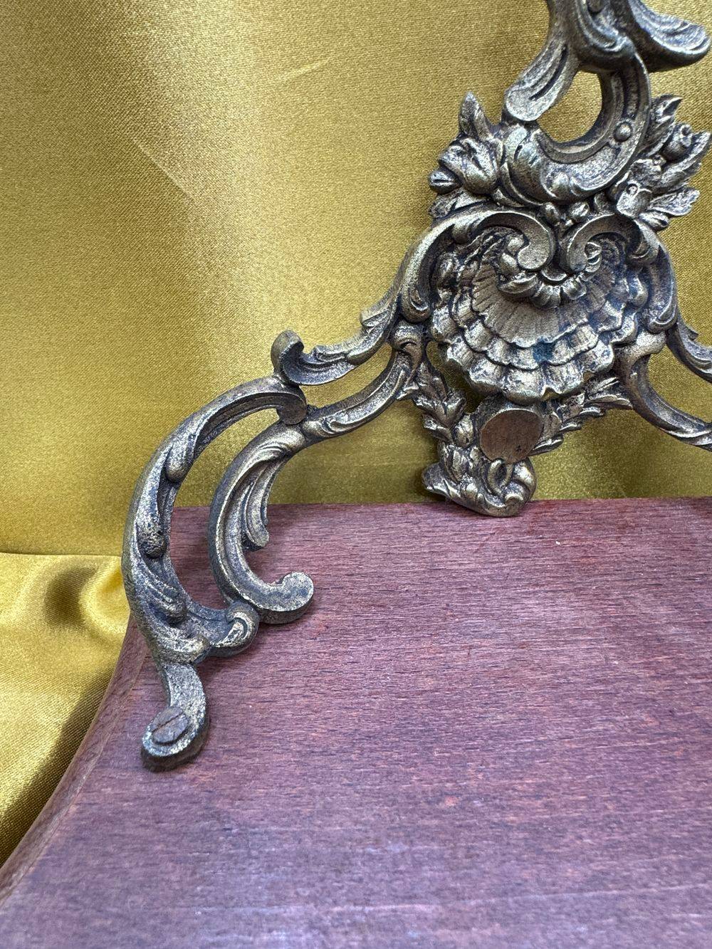 Ancienne étagère - Socle en bois - décor en bronze - Décoration - Collection – Image 5