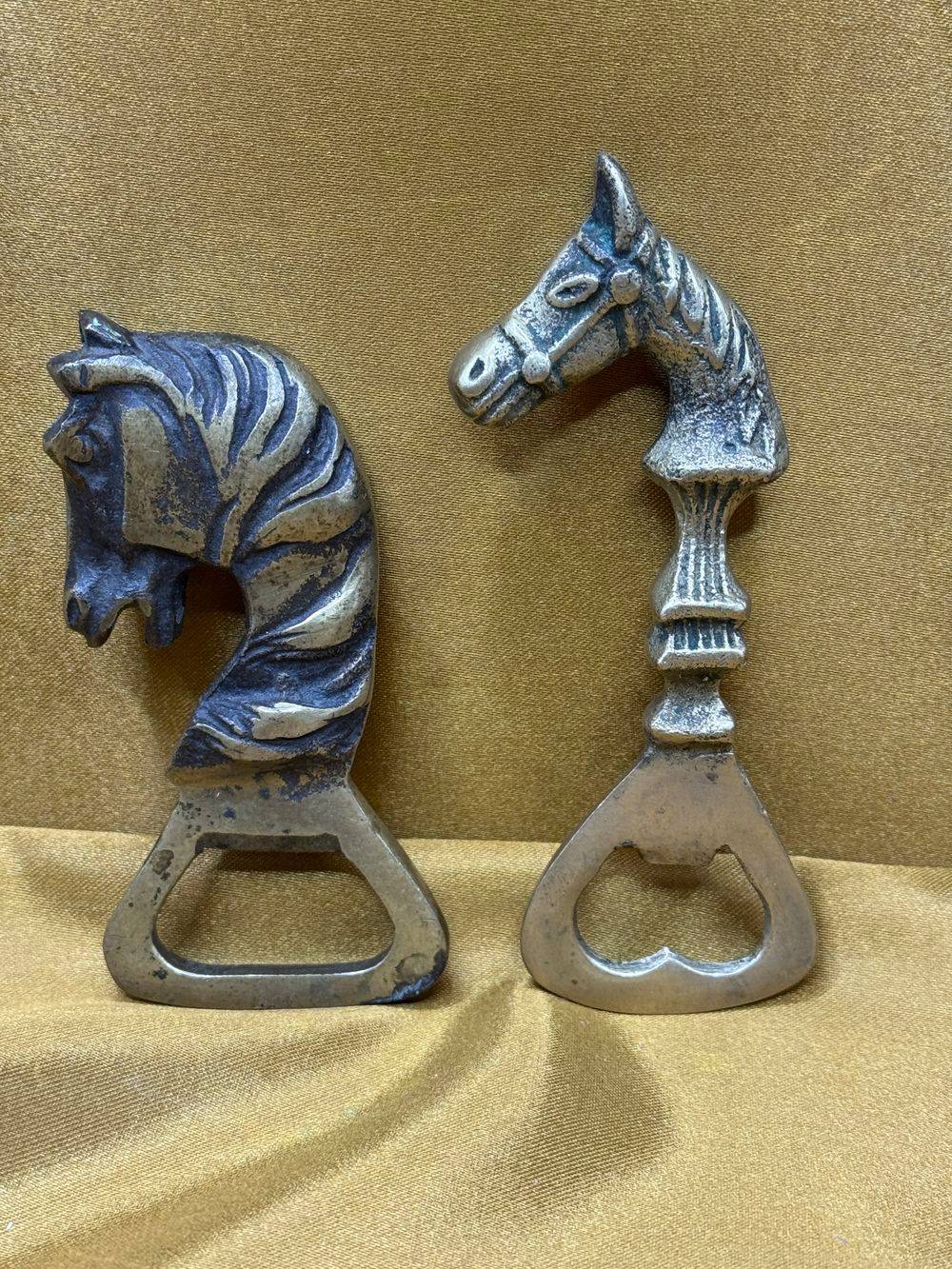 Ensemble/lot de deux décapsuleurs décoratifs " Têtes de cheval " en laiton doré - Décoration - Collection – Image 2