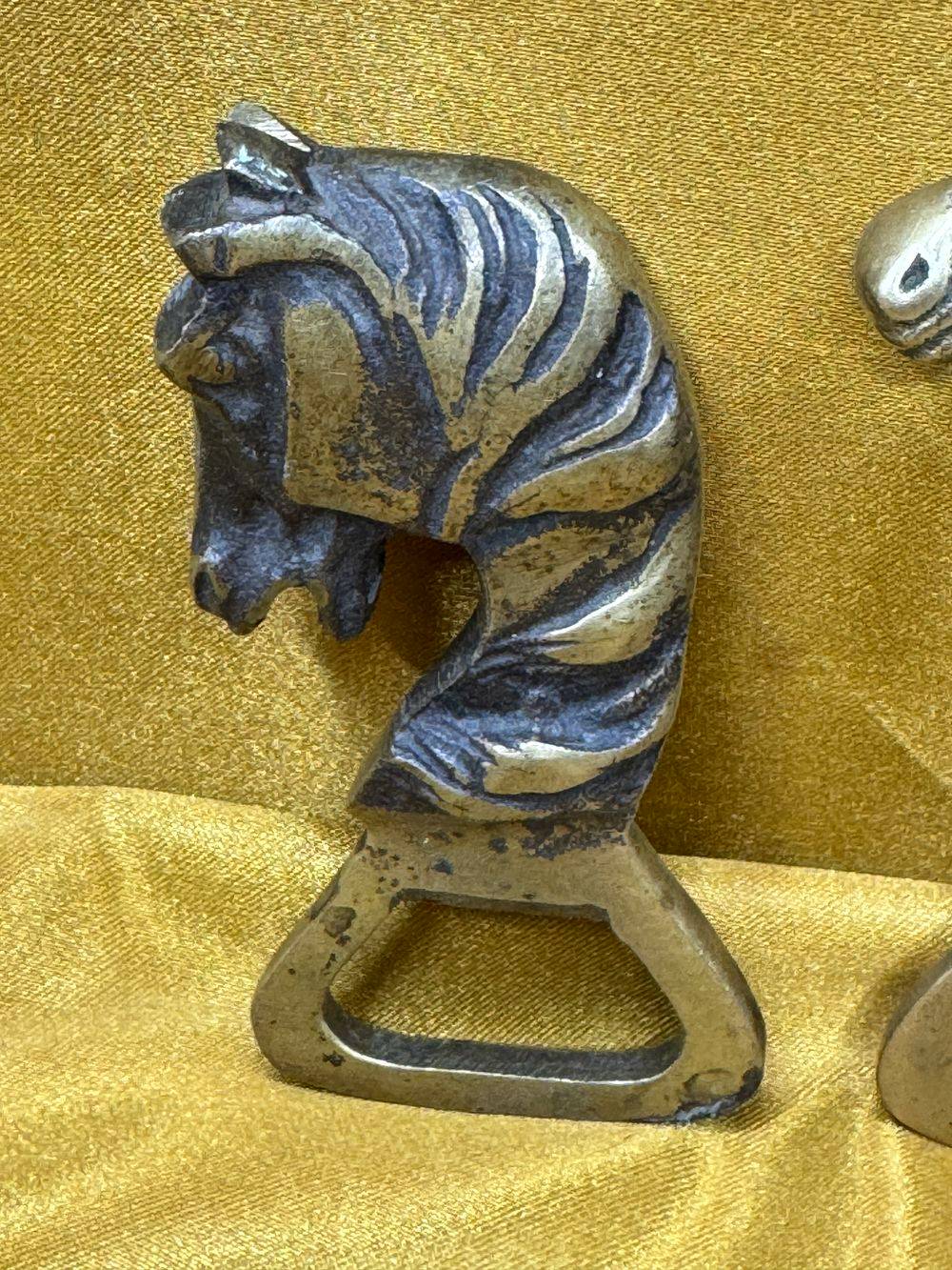 Ensemble/lot de deux décapsuleurs décoratifs " Têtes de cheval " en laiton doré - Décoration - Collection – Image 3