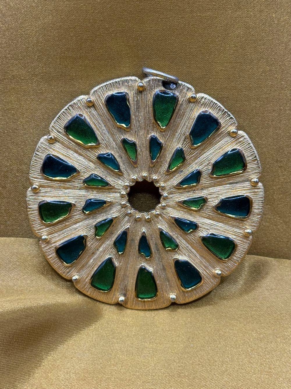 Ancien médaillon doré - Bijou - « Palette » en verre coulé - Imitation Emeraude - De Trifari Vintage Fashion - Collection - Vintage – Image 2