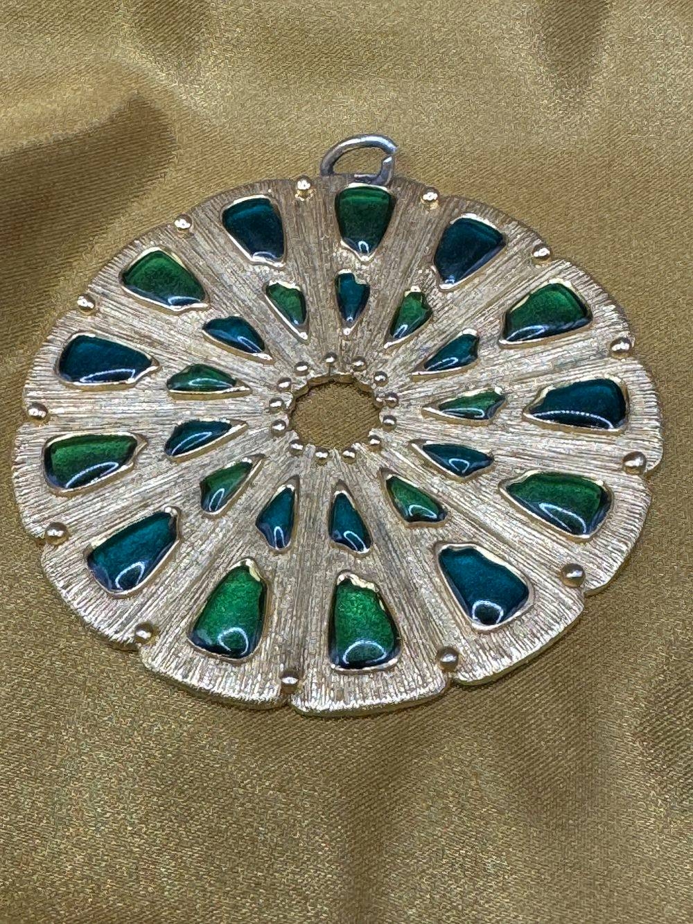 Ancien médaillon doré - Bijou - « Palette » en verre coulé - Imitation Emeraude - De Trifari Vintage Fashion - Collection - Vintage – Image 3