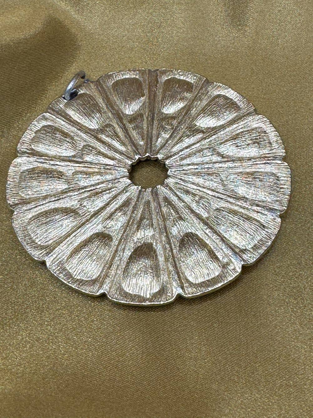 Ancien médaillon doré - Bijou - « Palette » en verre coulé - Imitation Emeraude - De Trifari Vintage Fashion - Collection - Vintage – Image 4