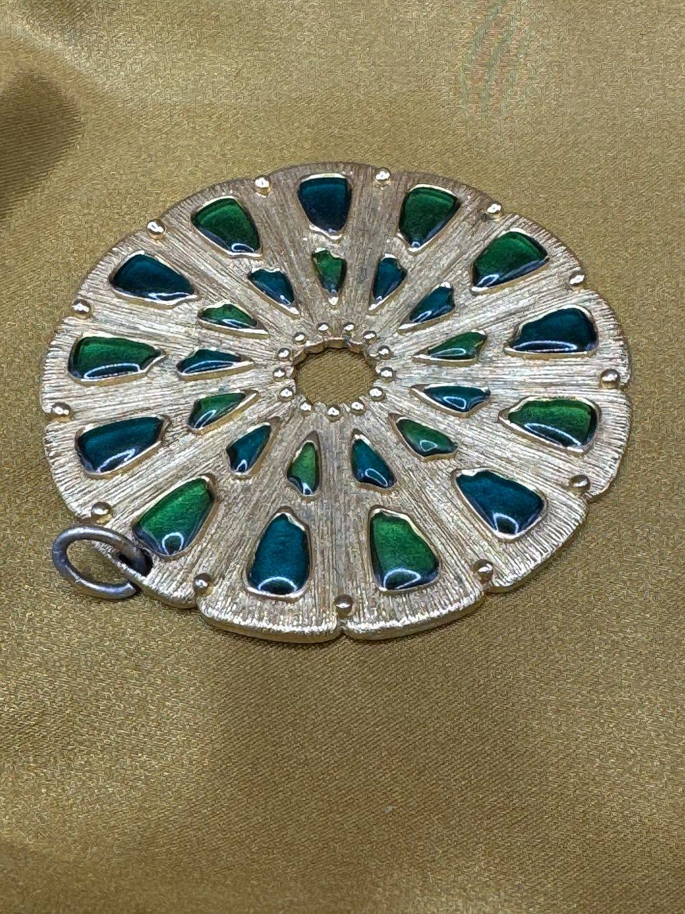 Ancien médaillon doré - Bijou - « Palette » en verre coulé - Imitation Emeraude - De Trifari Vintage Fashion - Collection - Vintage – Image 5