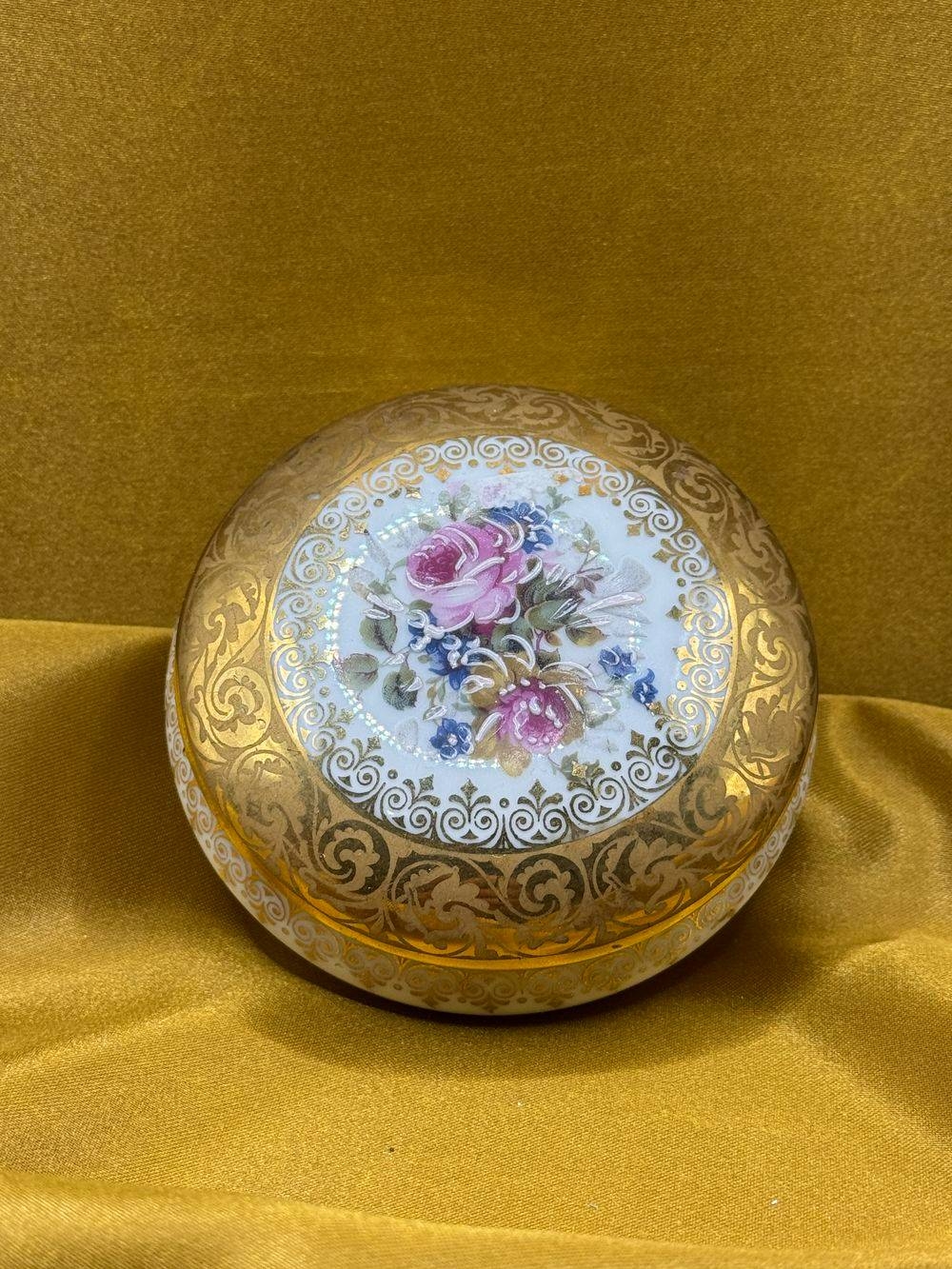 Ancienne boîte à bijoux / bonbonnière en porcelaine de Limoges (2) - Décor floral - Or “rehaussé main” - Décoration - Collection – Image 2