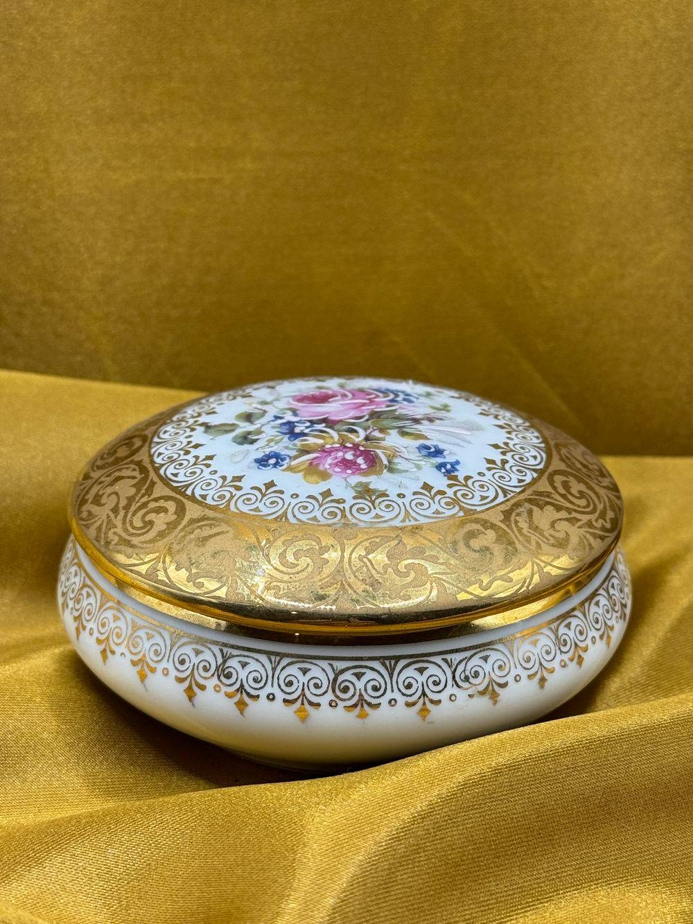 Ancienne boîte à bijoux / bonbonnière en porcelaine de Limoges (2) - Décor floral - Or “rehaussé main” - Décoration - Collection – Image 3