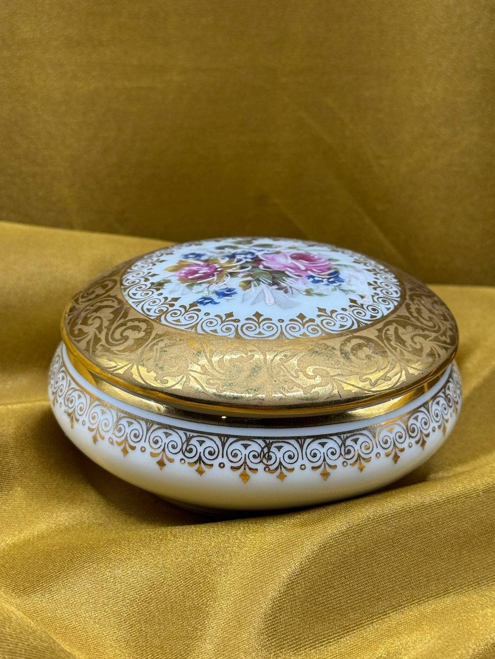 Ancienne boîte à bijoux / bonbonnière en porcelaine de Limoges (2) - Décor floral - Or “rehaussé main” - Décoration - Collection – Image 4
