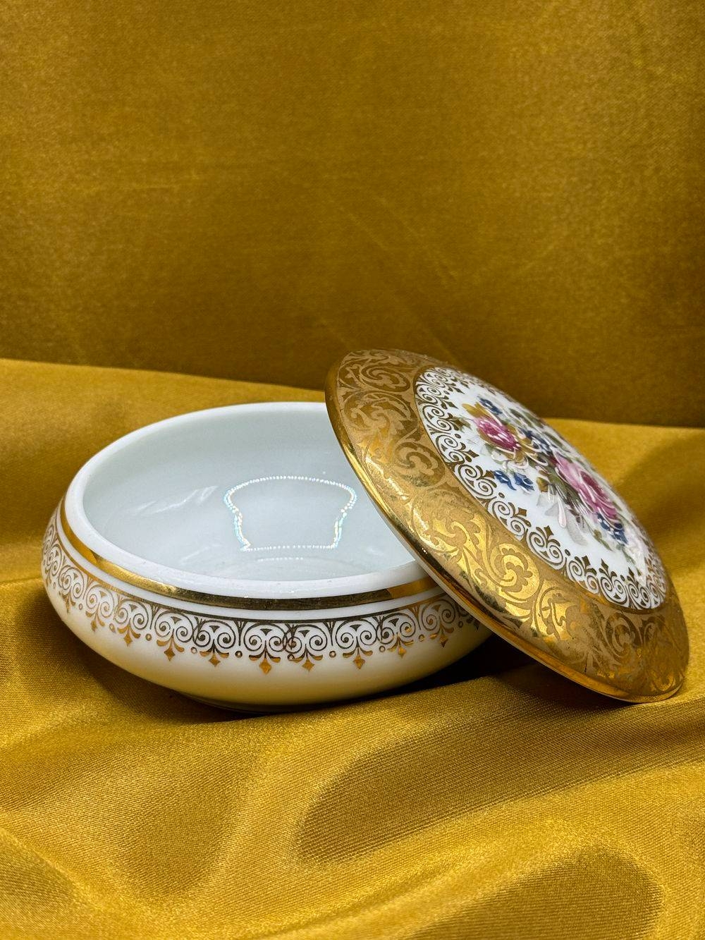 Ancienne boîte à bijoux / bonbonnière en porcelaine de Limoges (2) - Décor floral - Or “rehaussé main” - Décoration - Collection – Image 5