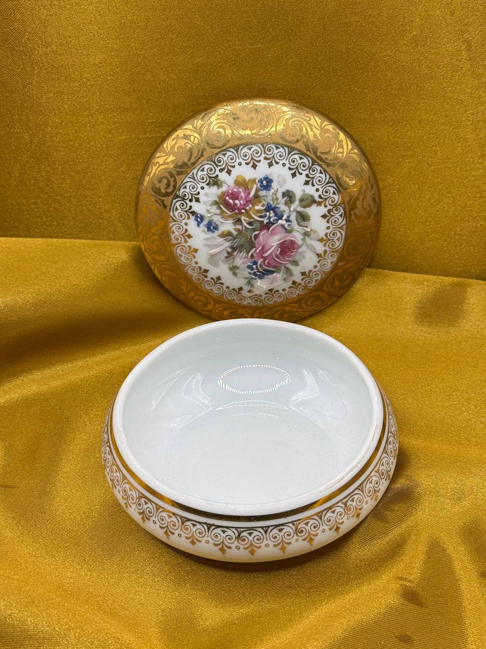 Ancienne boîte à bijoux / bonbonnière en porcelaine de Limoges (2) - Décor floral - Or “rehaussé main” - Décoration - Collection – Image 7