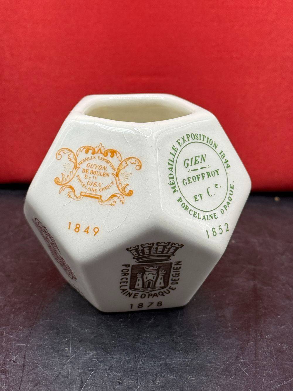 Introuvable petit Pot à onze faces de la faïencerie Gien représentant les estampilles les plus emblématiques de la maison - En porcelaine - Décoration - Collection – Image 2