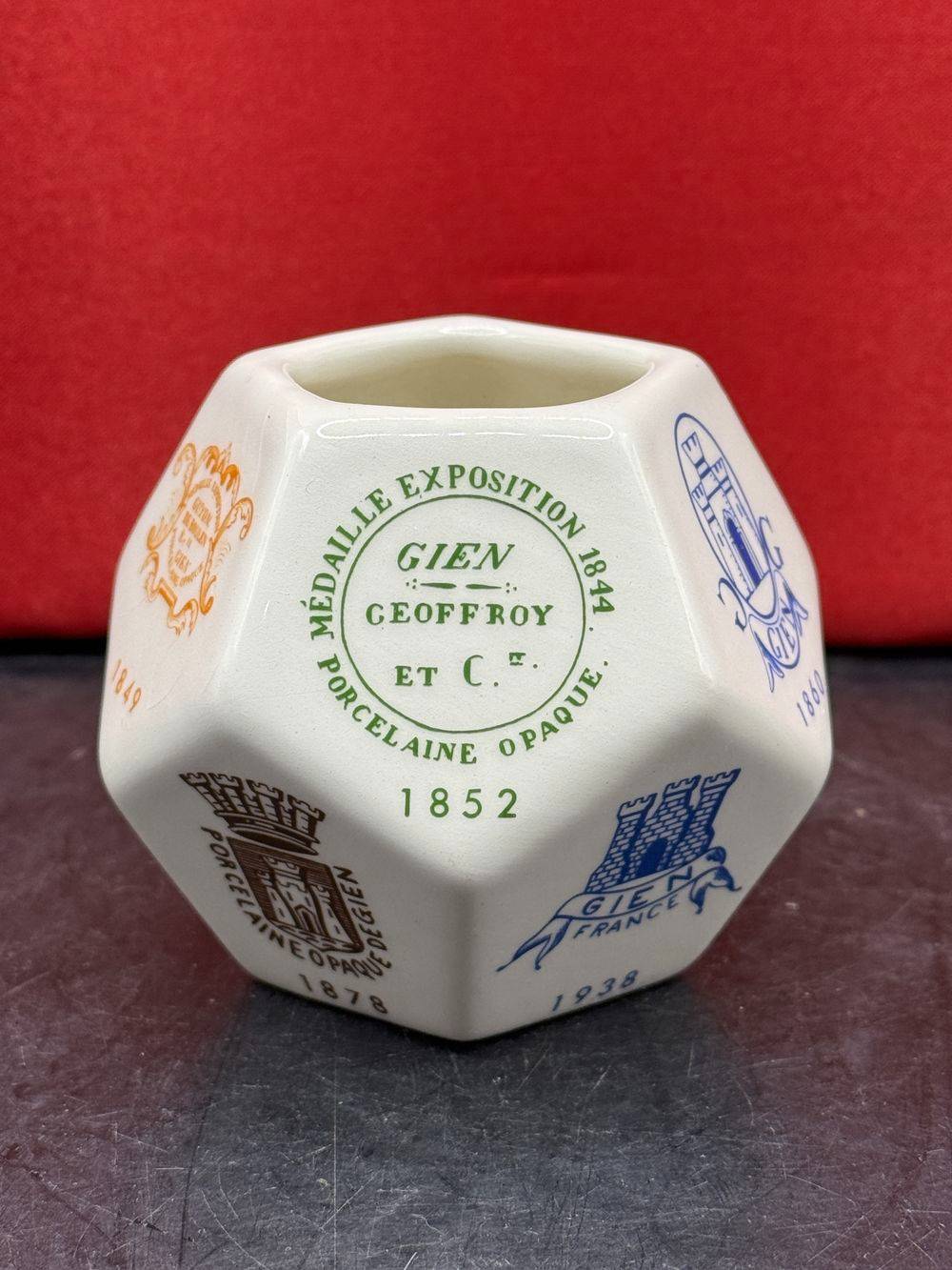 Introuvable petit Pot à onze faces de la faïencerie Gien représentant les estampilles les plus emblématiques de la maison - En porcelaine - Décoration - Collection – Image 3