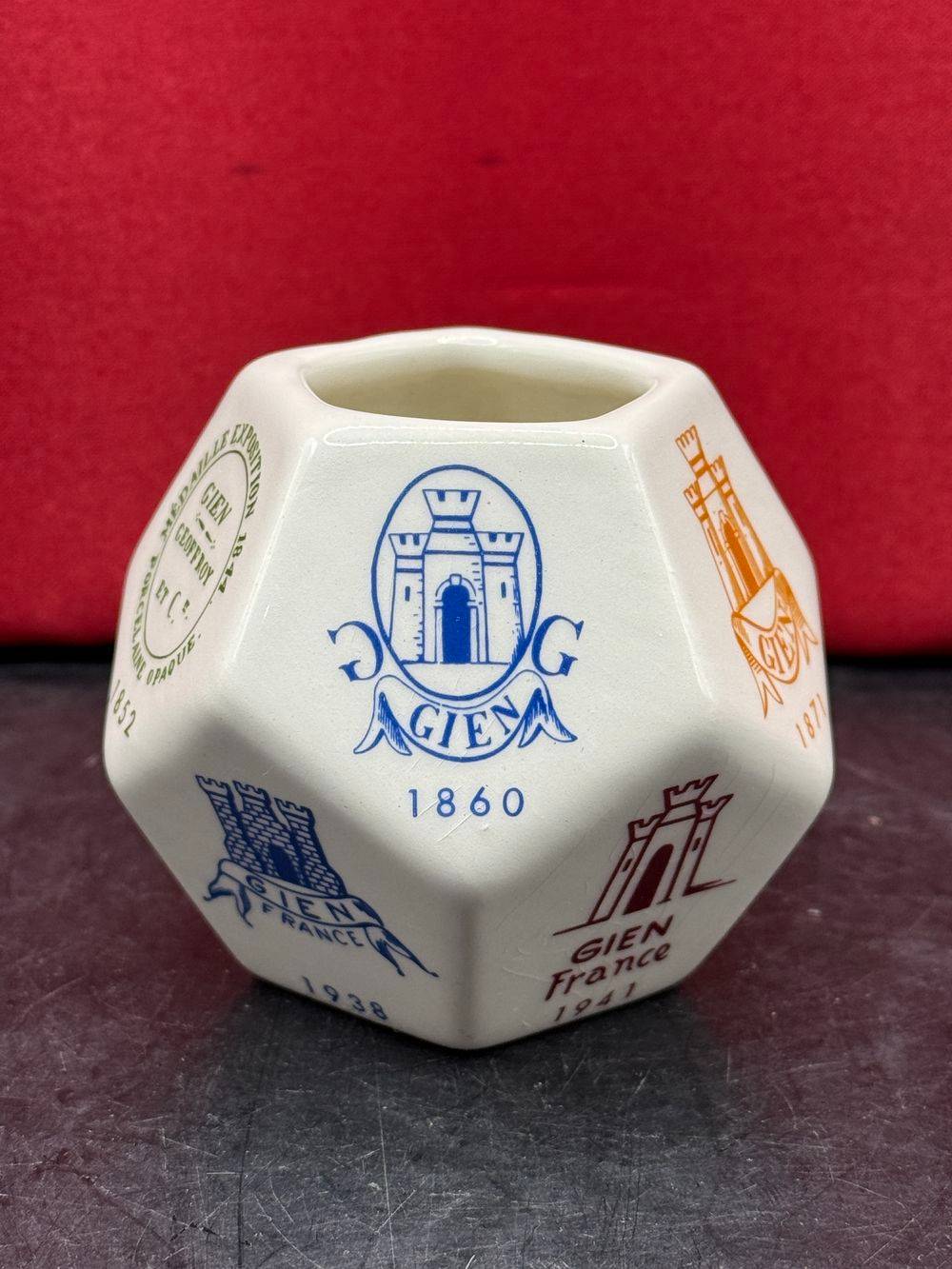 Introuvable petit Pot à onze faces de la faïencerie Gien représentant les estampilles les plus emblématiques de la maison - En porcelaine - Décoration - Collection – Image 4