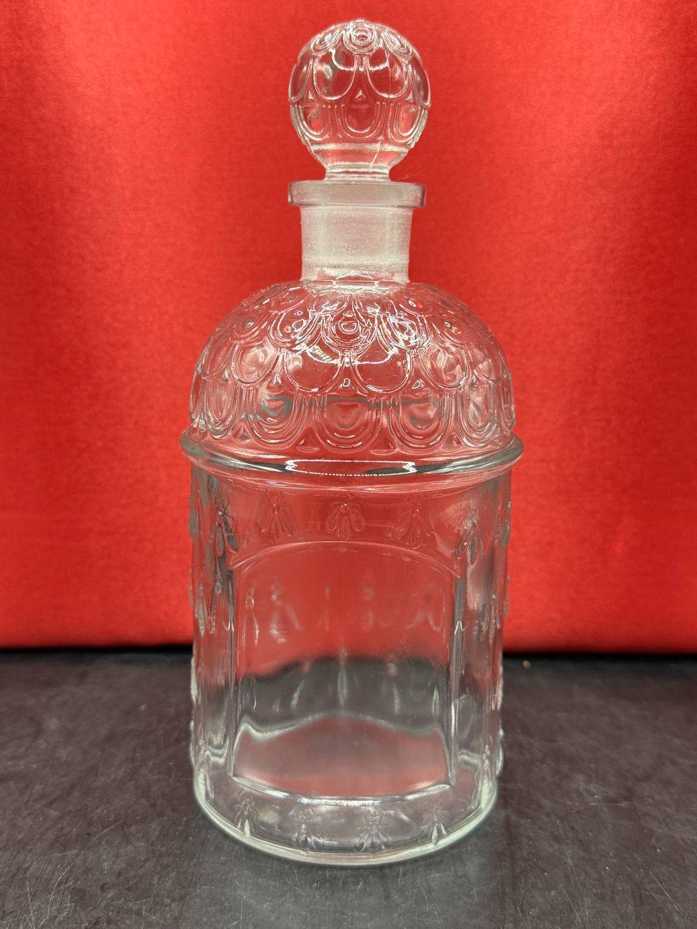 Ancien Magnifique flacon (et son bouchon) en verre moulé d'eau de Cologne impériale de l’impératrice Eugénie - Modèle “aux Abeilles” de Guerlain - Mi 20ème - Made in France - Décoration - Vintage