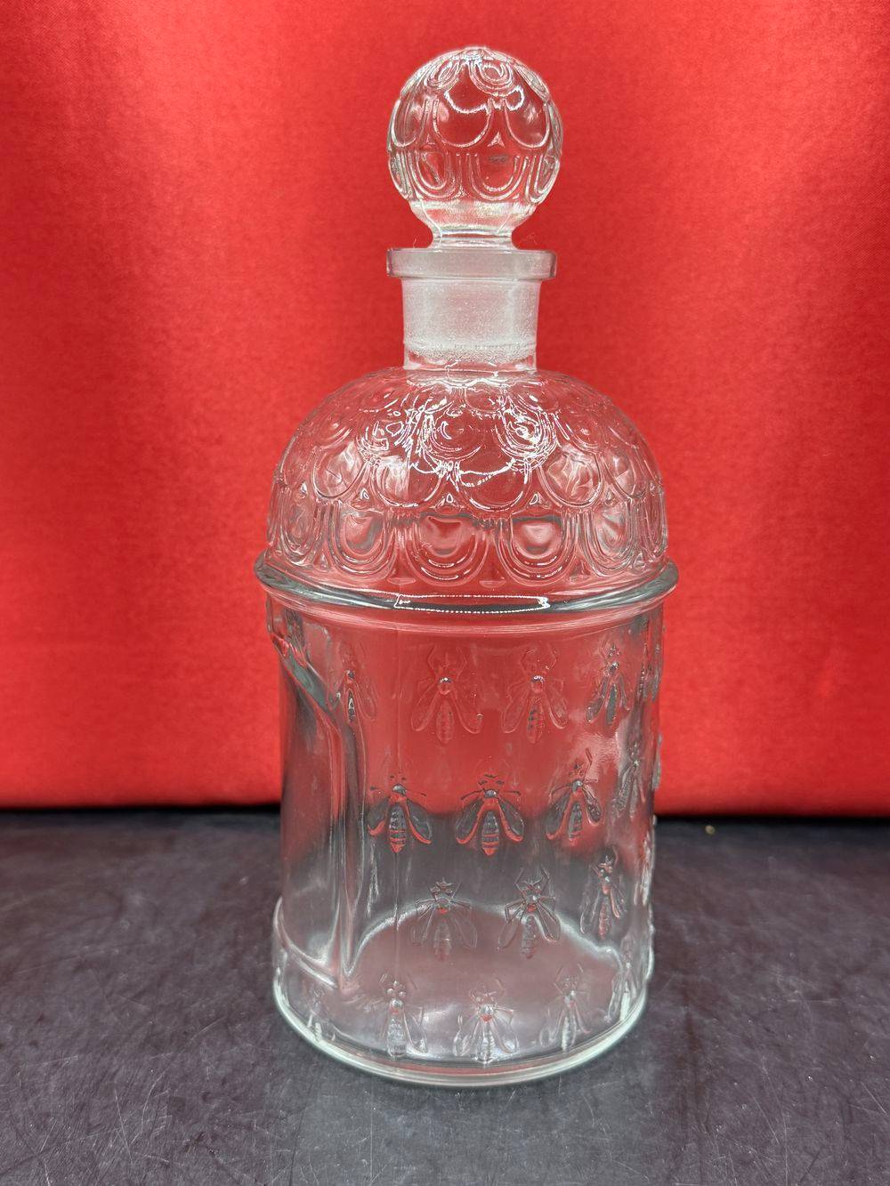 Ancien Magnifique flacon (et son bouchon) en verre moulé d'eau de Cologne impériale de l’impératrice Eugénie - Modèle “aux Abeilles” de Guerlain - Mi 20ème - Made in France - Décoration - Vintage – Image 3