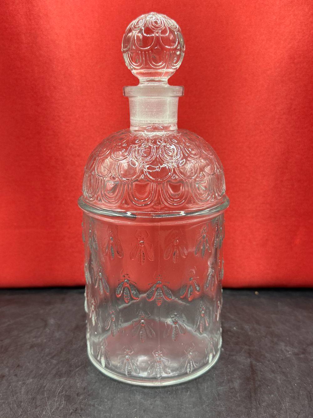 Ancien Magnifique flacon (et son bouchon) en verre moulé d'eau de Cologne impériale de l’impératrice Eugénie - Modèle “aux Abeilles” de Guerlain - Mi 20ème - Made in France - Décoration - Vintage – Image 4
