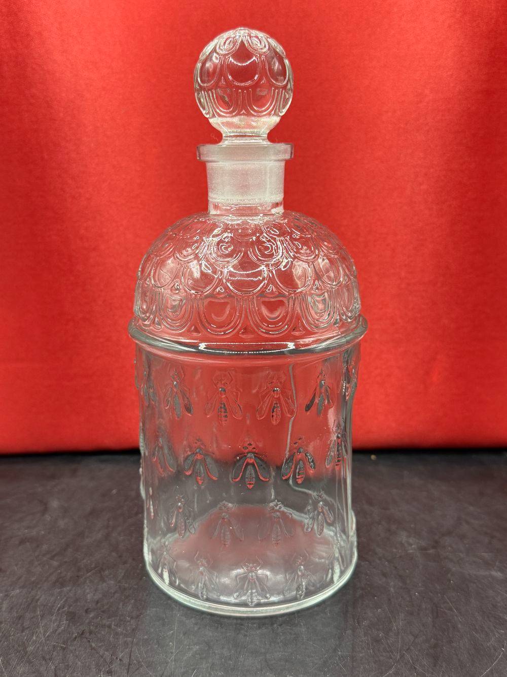 Ancien Magnifique flacon (et son bouchon) en verre moulé d'eau de Cologne impériale de l’impératrice Eugénie - Modèle “aux Abeilles” de Guerlain - Mi 20ème - Made in France - Décoration - Vintage – Image 5