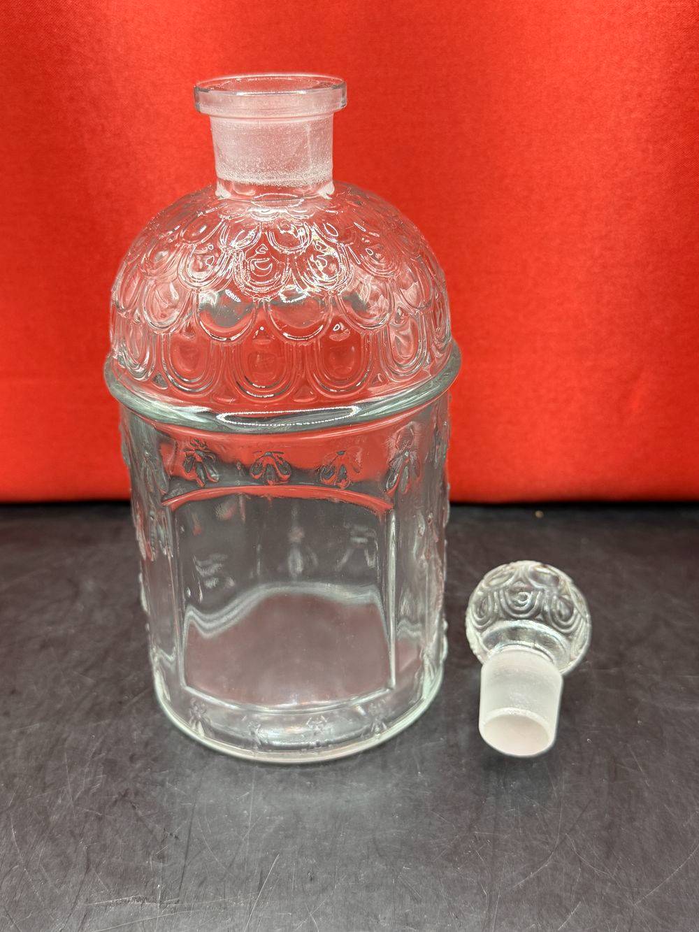 Ancien Magnifique flacon (et son bouchon) en verre moulé d'eau de Cologne impériale de l’impératrice Eugénie - Modèle “aux Abeilles” de Guerlain - Mi 20ème - Made in France - Décoration - Vintage – Image 6