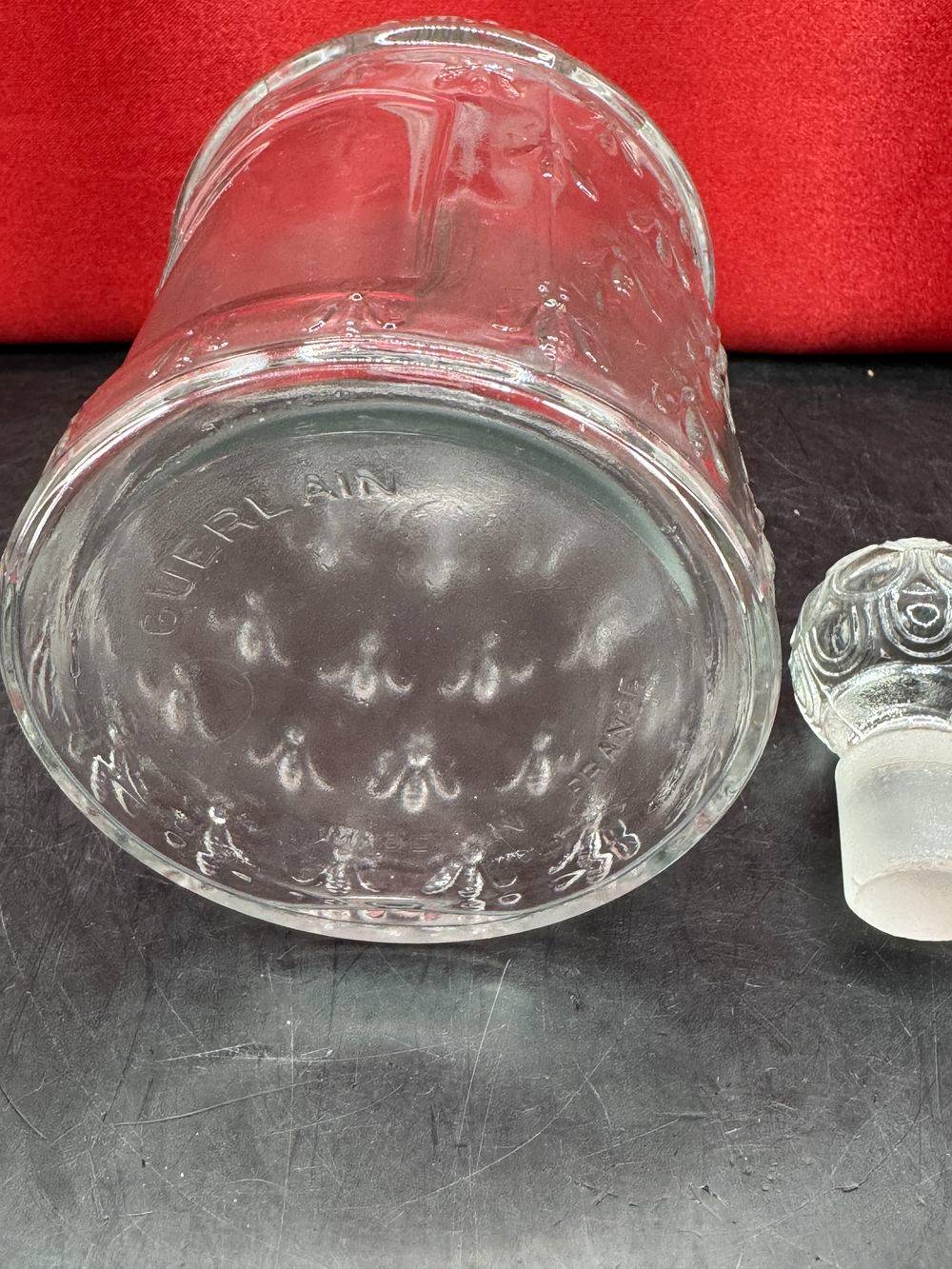 Ancien Magnifique flacon (et son bouchon) en verre moulé d'eau de Cologne impériale de l’impératrice Eugénie - Modèle “aux Abeilles” de Guerlain - Mi 20ème - Made in France - Décoration - Vintage – Image 7