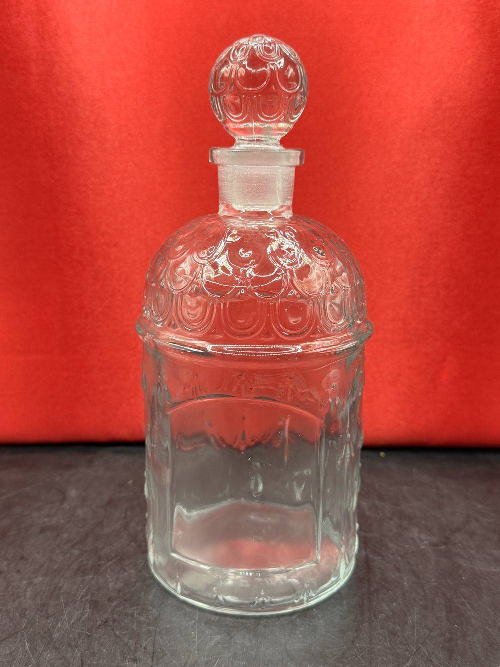 Ancien Magnifique flacon - 2 (et son bouchon) en verre moulé d'eau de Cologne impériale de l’impératrice Eugénie - Modèle “aux Abeilles” de Guerlain - Mi 20ème - Made in France - Décoration - Vintage – Image 2