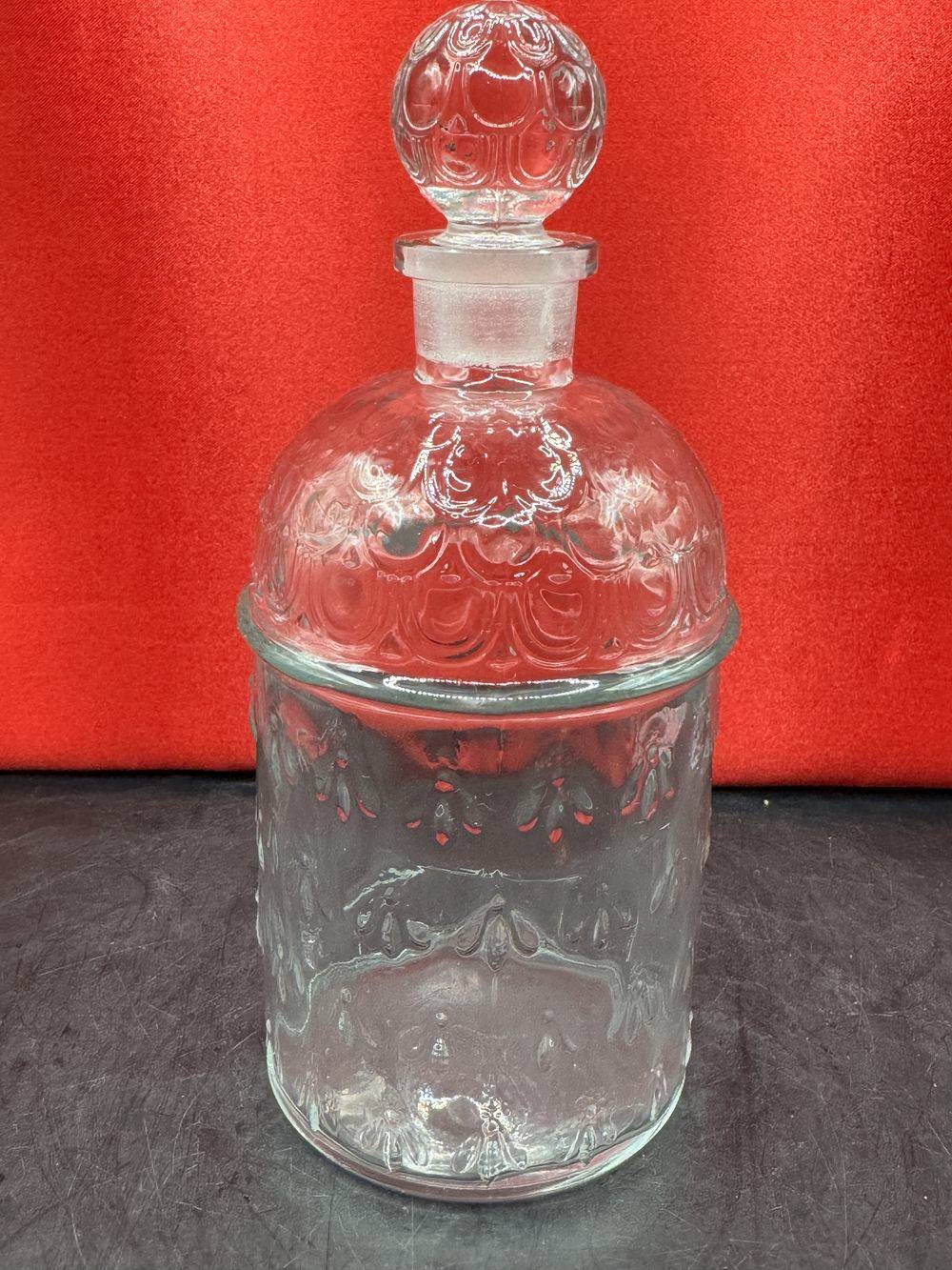 Ancien Magnifique flacon - 2 (et son bouchon) en verre moulé d'eau de Cologne impériale de l’impératrice Eugénie - Modèle “aux Abeilles” de Guerlain - Mi 20ème - Made in France - Décoration - Vintage – Image 4
