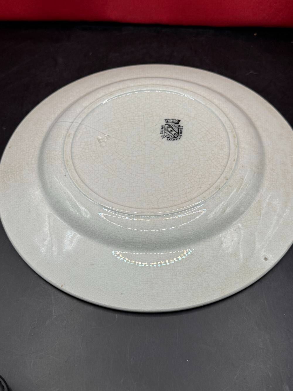 Belle assiette 19ème en faïence blanche de Sarreguemines - Décor floral et frise peints à la main - Estampillée et numérotée - Collection - Décoration – Image 2