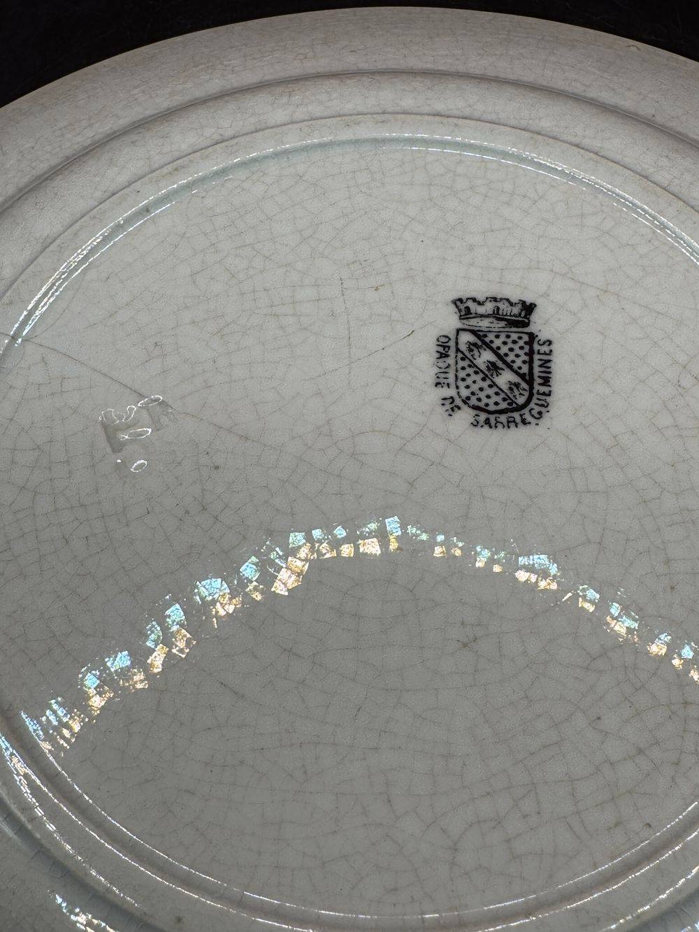 Belle assiette 19ème en faïence blanche de Sarreguemines - Décor floral et frise peints à la main - Estampillée et numérotée - Collection - Décoration – Image 3