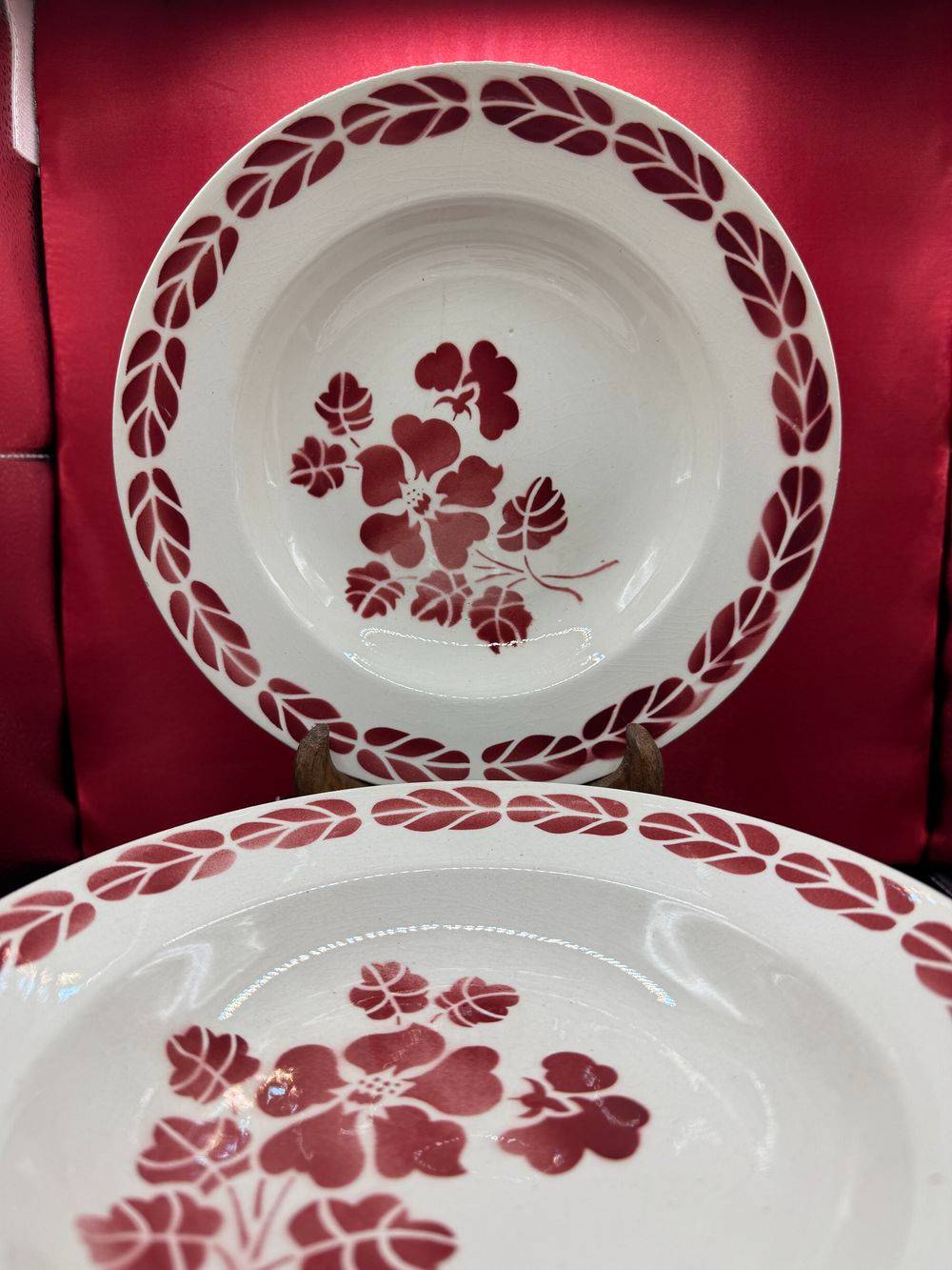 Lot/Ensemble du 19ème de 9 assiettes creuses - Décor de fleurs et feuillages rouges épousant la forme circulaire de l'assiette - Collection - Décoration – Image 3