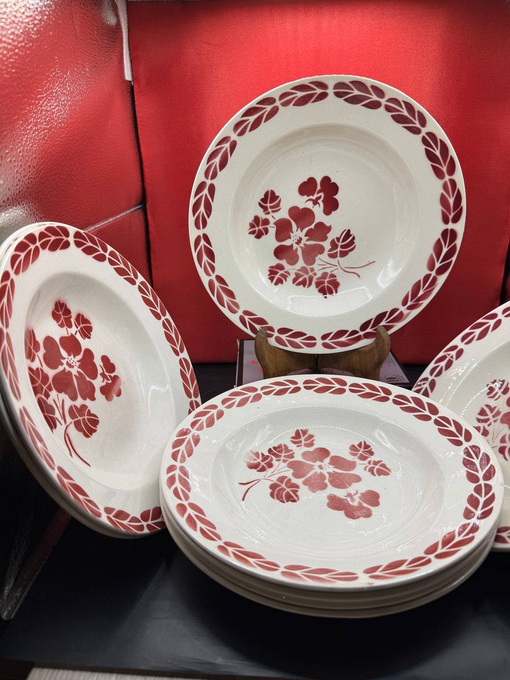 Lot/Ensemble du 19ème de 9 assiettes creuses - Décor de fleurs et feuillages rouges épousant la forme circulaire de l'assiette - Collection - Décoration – Image 4