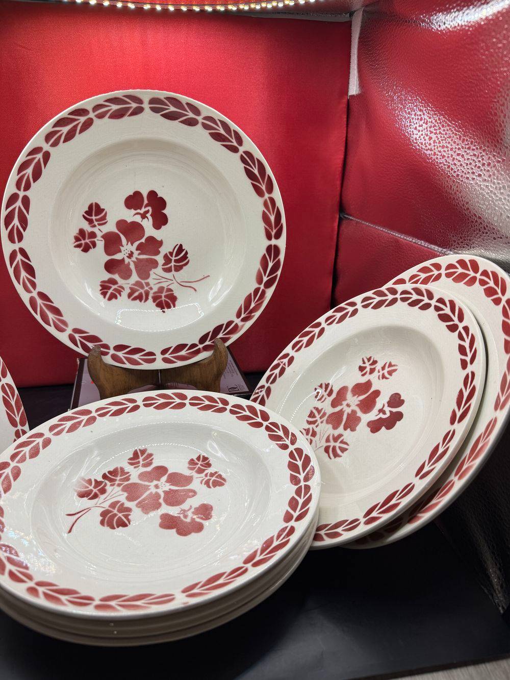 Lot/Ensemble du 19ème de 9 assiettes creuses - Décor de fleurs et feuillages rouges épousant la forme circulaire de l'assiette - Collection - Décoration – Image 5