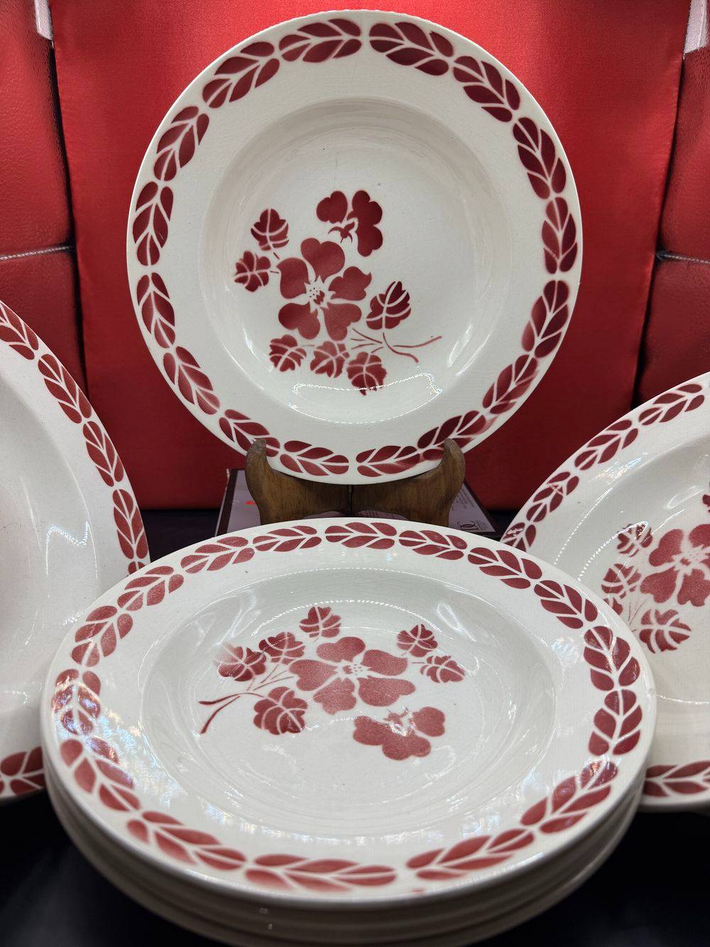 Lot/Ensemble du 19ème de 9 assiettes creuses - Décor de fleurs et feuillages rouges épousant la forme circulaire de l'assiette - Collection - Décoration – Image 6