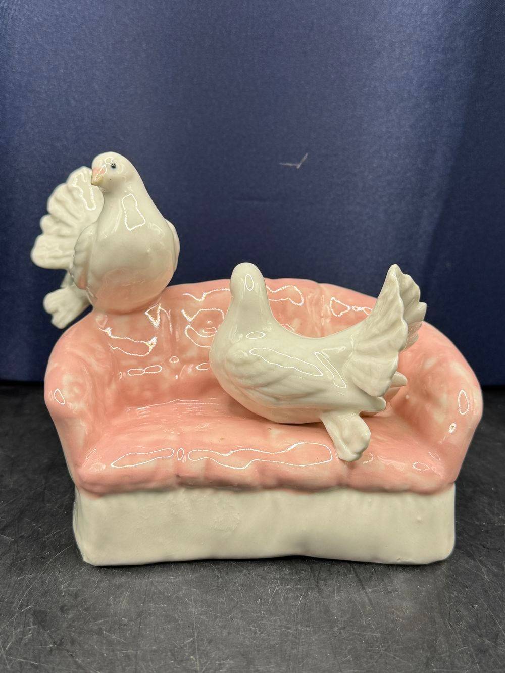 Charmant ensemble décoratif en faïence " Deux colombes sur un sofa " - Estampillé - Fait main - Made in Spain - Collection - Décoration – Image 2