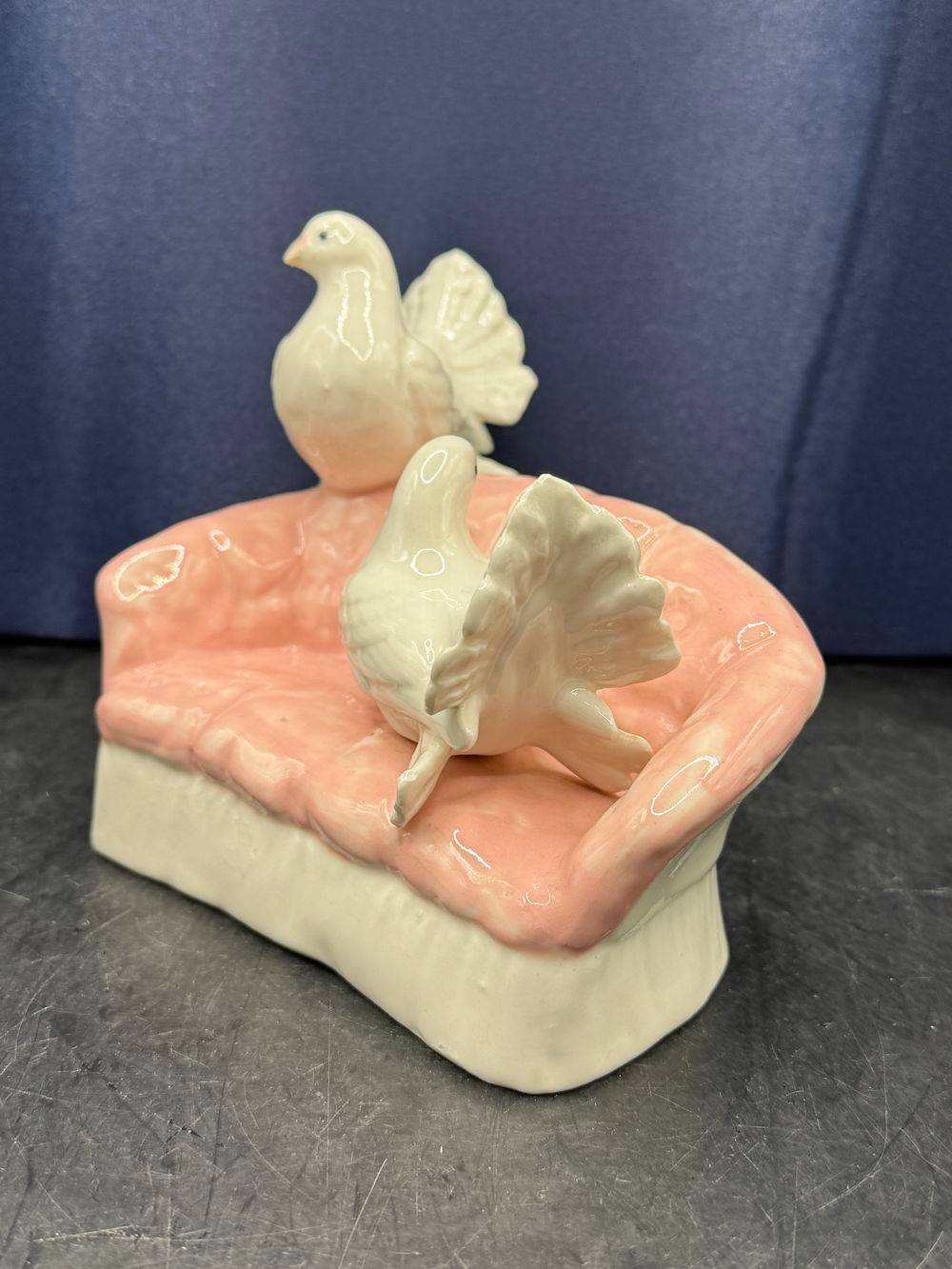 Charmant ensemble décoratif en faïence " Deux colombes sur un sofa " - Estampillé - Fait main - Made in Spain - Collection - Décoration – Image 3