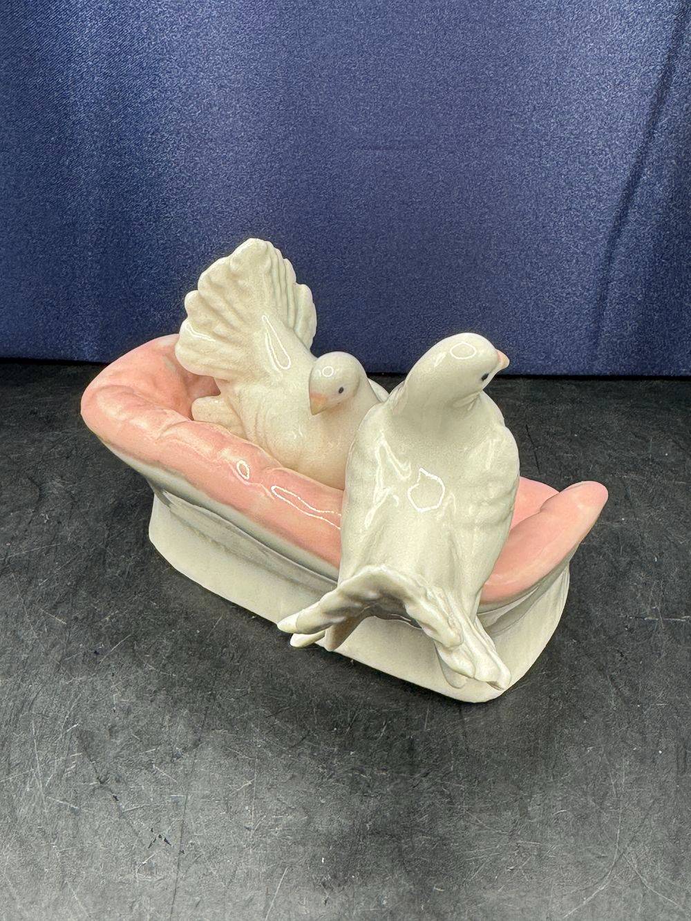 Charmant ensemble décoratif en faïence " Deux colombes sur un sofa " - Estampillé - Fait main - Made in Spain - Collection - Décoration – Image 5