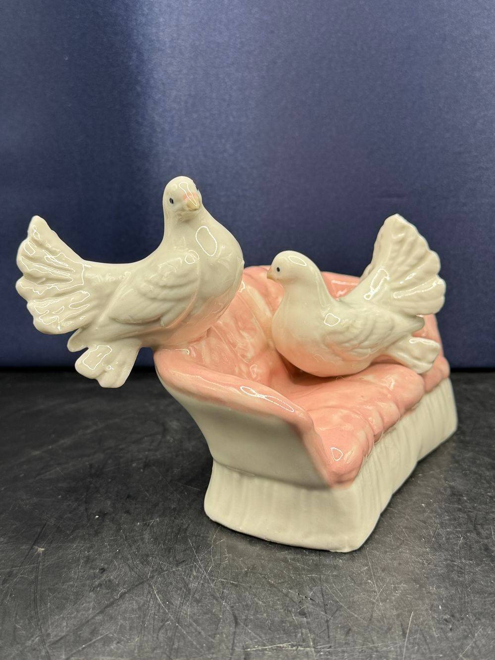 Charmant ensemble décoratif en faïence " Deux colombes sur un sofa " - Estampillé - Fait main - Made in Spain - Collection - Décoration – Image 6