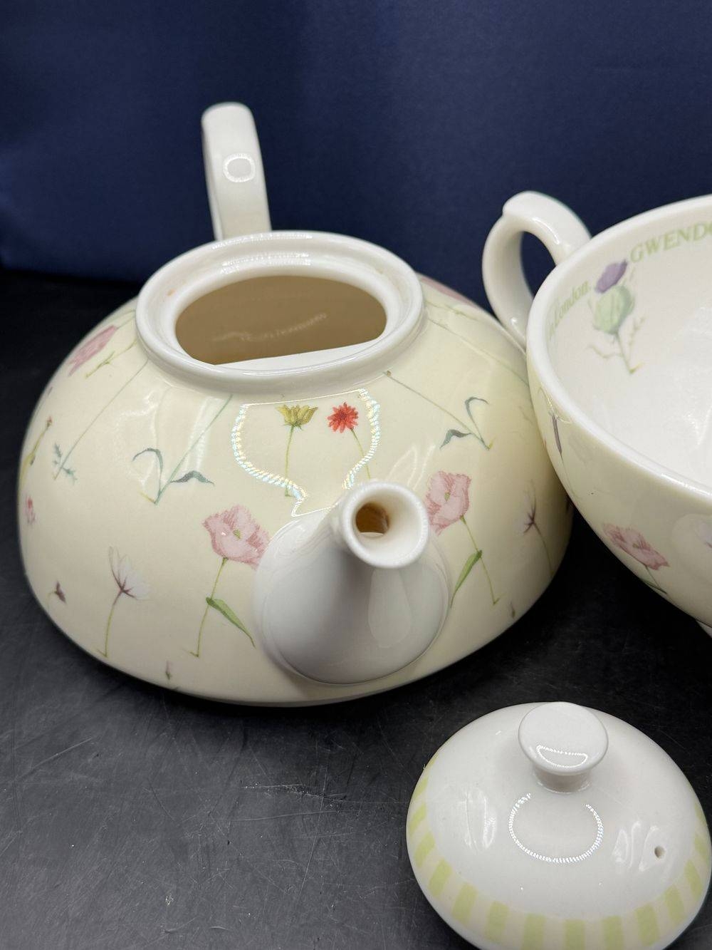 Charmant Tasse/théière Portmeirion "Up the Garden Path" - Ensemble de trois pièces fabriqué en Angleterre - Décor floral - Estampillé - Collection - Décoration – Image 6