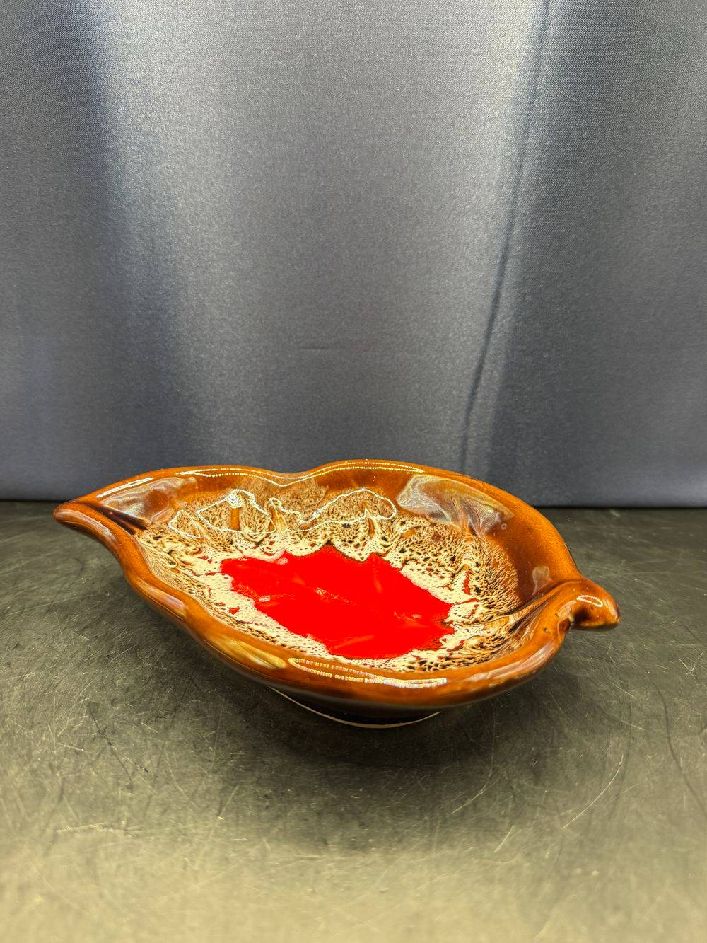 Ancien vide-poche coupelle cendrier feuille d'automne en céramique de Vallauris - Signé - Marron et rouge - Collection - Décoration - Vintage – Image 2