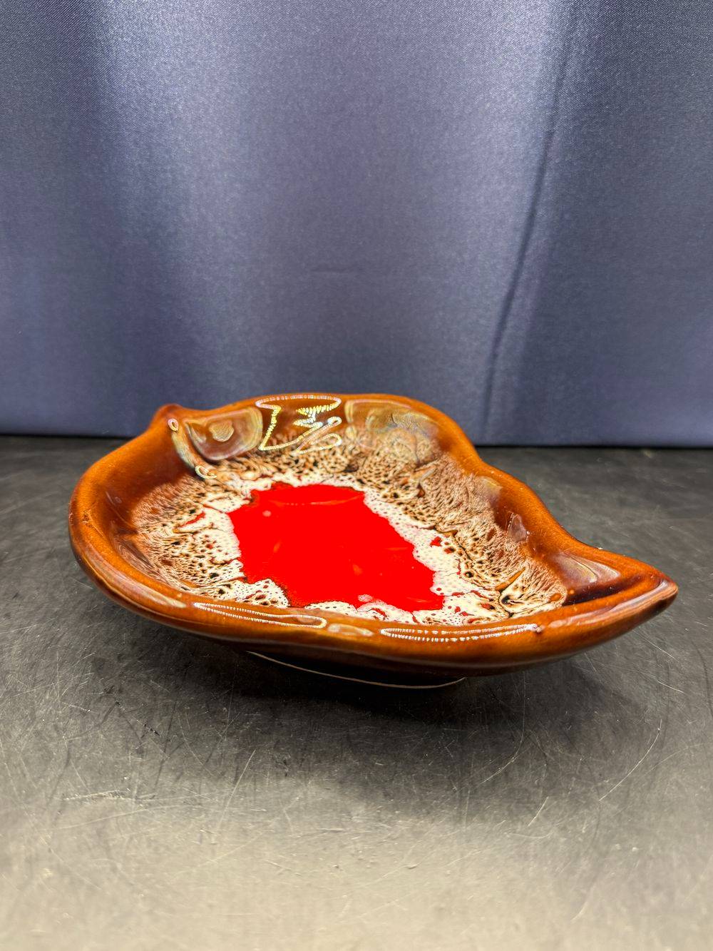 Ancien vide-poche coupelle cendrier feuille d'automne en céramique de Vallauris - Signé - Marron et rouge - Collection - Décoration - Vintage – Image 4