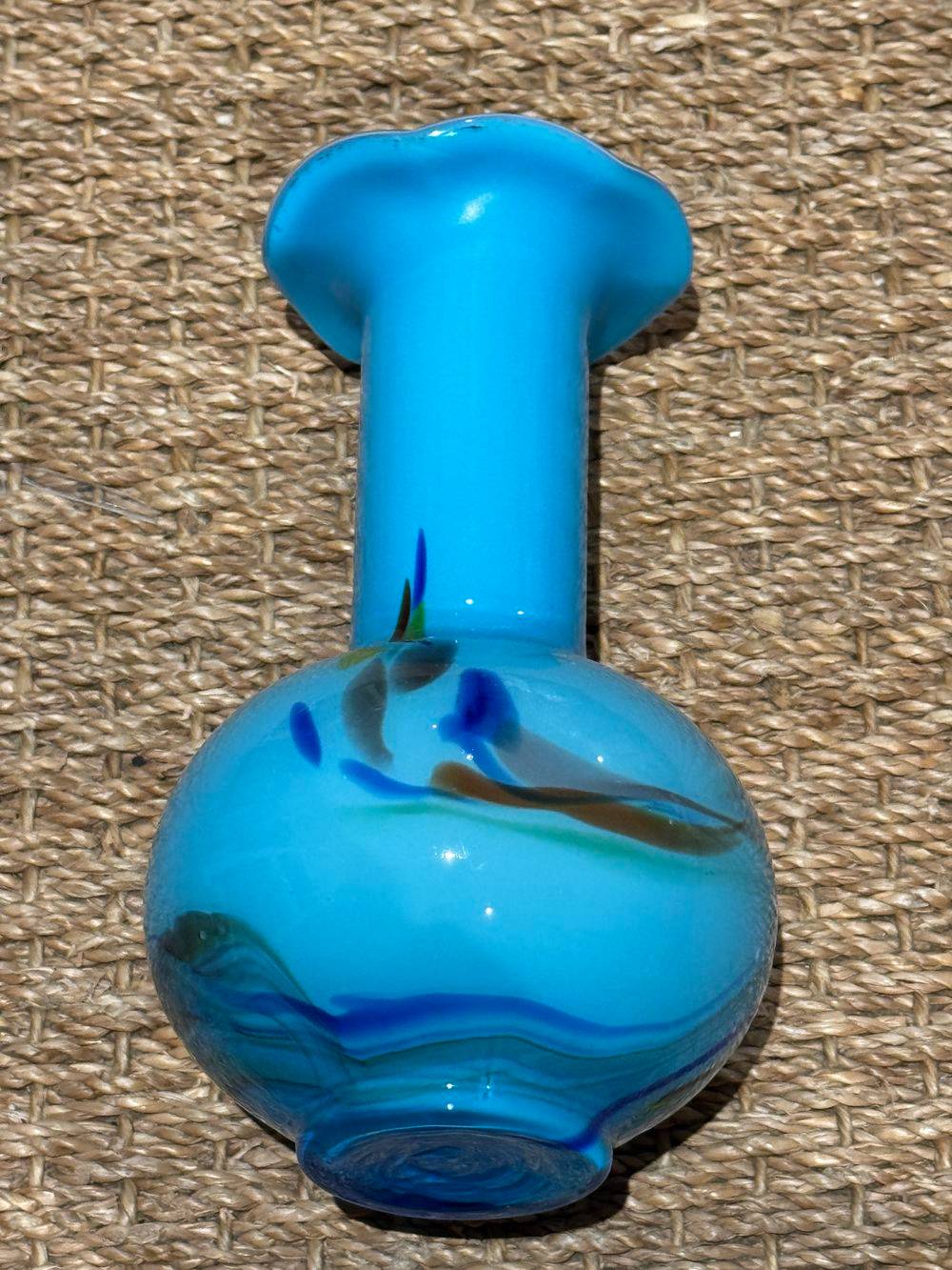 Vase en opaline turquoise - Façonné la main - Des années 60 - Sans doute Murano - Col en forme de volant et intérieur blanc - Collection - Décoration – Image 2