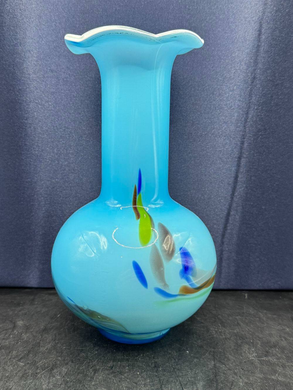 Vase en opaline turquoise - Façonné la main - Des années 60 - Sans doute Murano - Col en forme de volant et intérieur blanc - Collection - Décoration – Image 3
