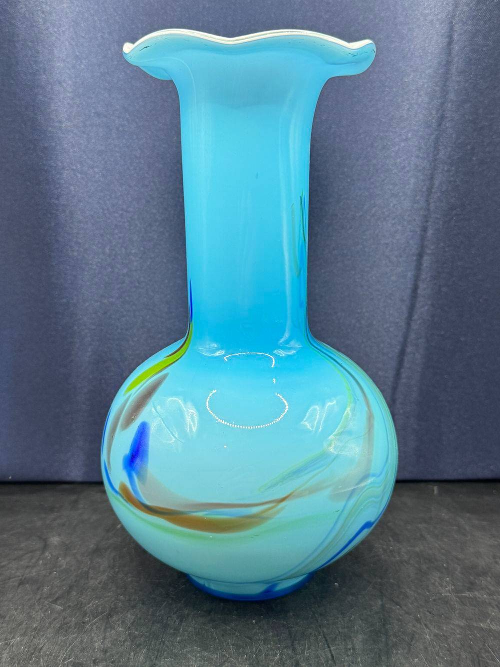 Vase en opaline turquoise - Façonné la main - Des années 60 - Sans doute Murano - Col en forme de volant et intérieur blanc - Collection - Décoration – Image 4