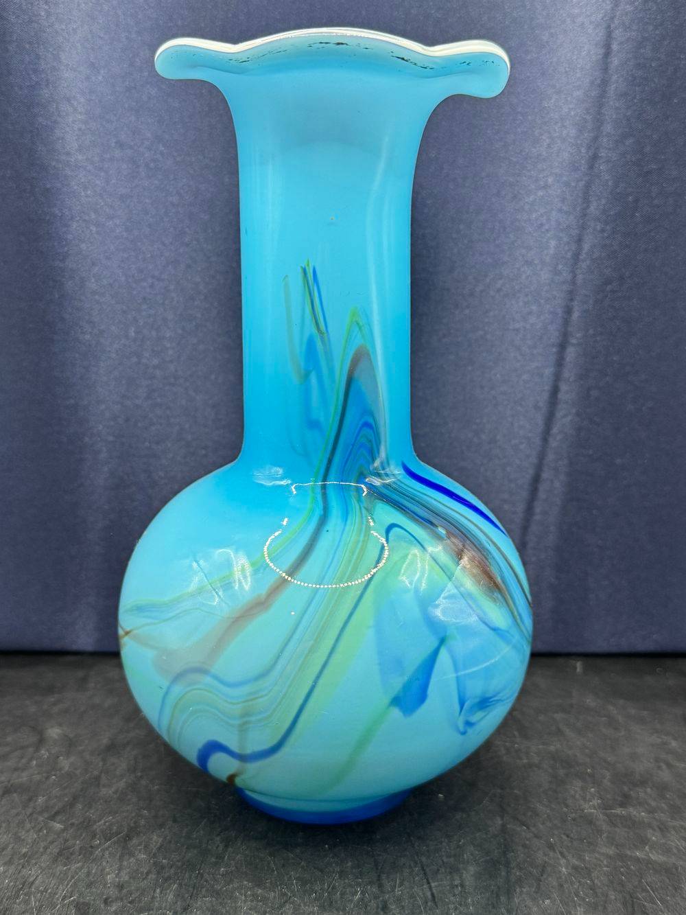 Vase en opaline turquoise - Façonné la main - Des années 60 - Sans doute Murano - Col en forme de volant et intérieur blanc - Collection - Décoration – Image 5