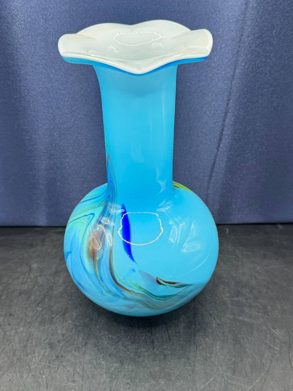 Vase en opaline turquoise - Façonné la main - Des années 60 - Sans doute Murano - Col en forme de volant et intérieur blanc - Collection - Décoration – Image 6