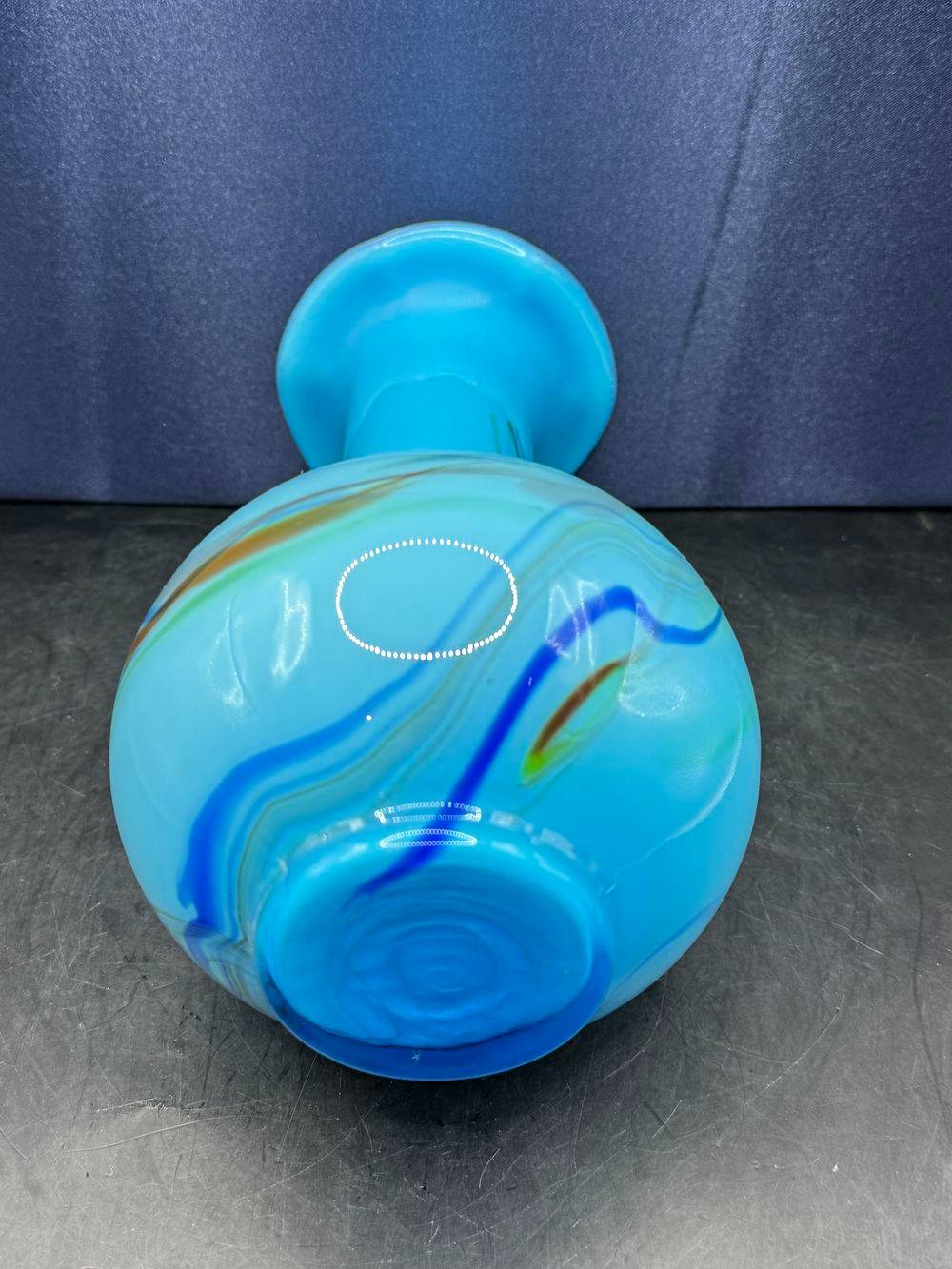 Vase en opaline turquoise - Façonné la main - Des années 60 - Sans doute Murano - Col en forme de volant et intérieur blanc - Collection - Décoration – Image 7