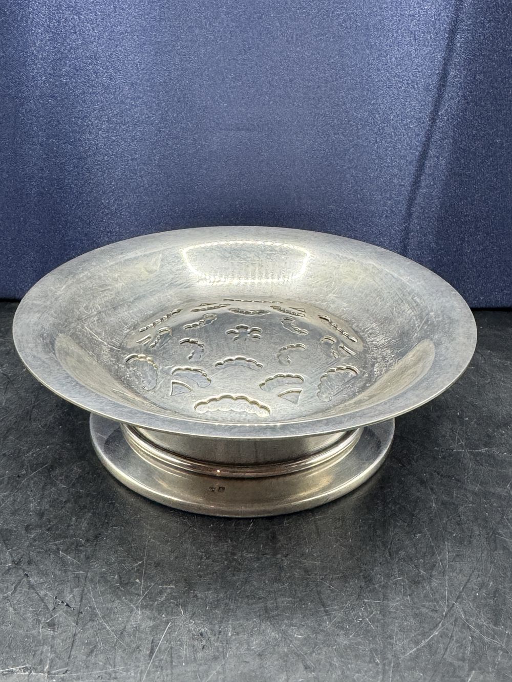 Rare ancien beurrier Coquillor des années 60 - Ajouré et en métal argenté - Poinçons et estampillé - Collection - Décoration - Vintage - France – Image 2