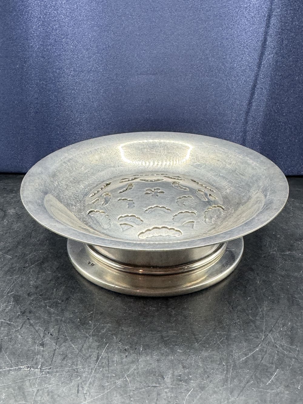 Rare ancien beurrier Coquillor des années 60 - Ajouré et en métal argenté - Poinçons et estampillé - Collection - Décoration - Vintage - France – Image 3