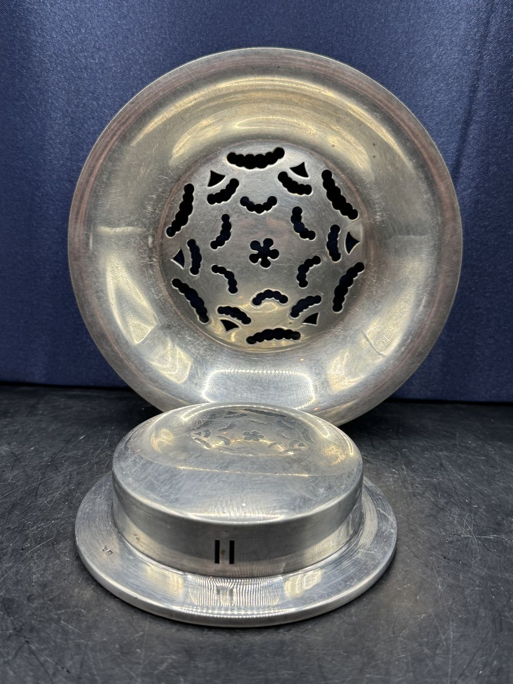 Rare ancien beurrier Coquillor des années 60 - Ajouré et en métal argenté - Poinçons et estampillé - Collection - Décoration - Vintage - France – Image 4